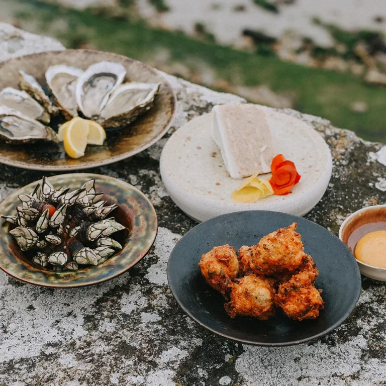 Plats préparés par le restaurant Rivage à Portivy : huîtres, pouce pieds, accras, …